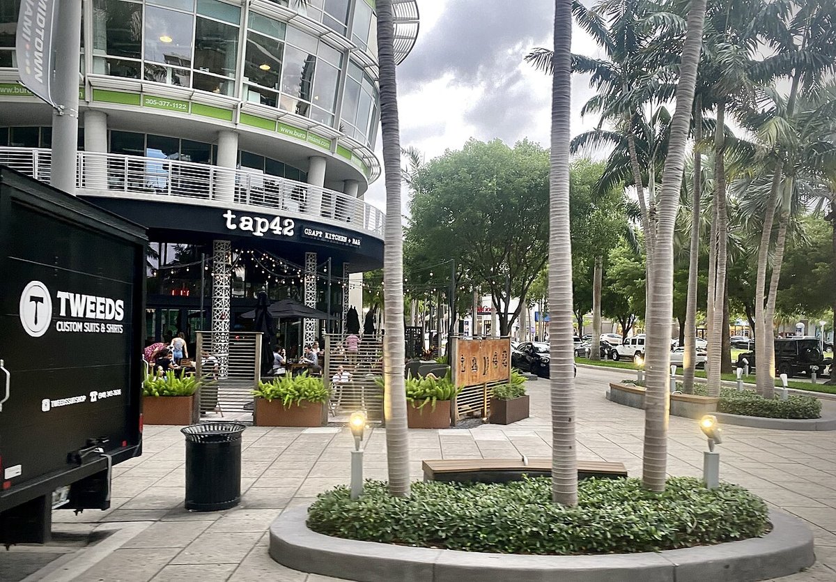 Midtown, FL - Archivo:Tap 42 Craft Kitchen & Bar - Midtown Miami, Florida.jpg -  Wikipedia, la